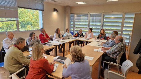 Grupo de personas mayores participando en una sesión de trabajo del Grupo Motor del Plan SAVIA en Tres Cantos